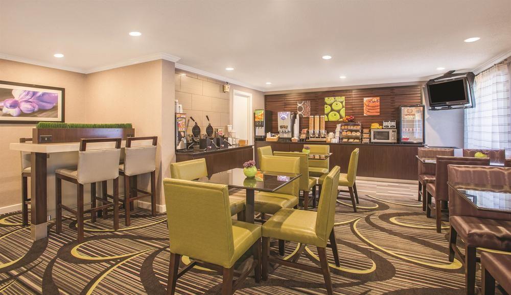 La Quinta By Wyndham Hartford Bradley Airport Hotell Windsor Locks Eksteriør bilde