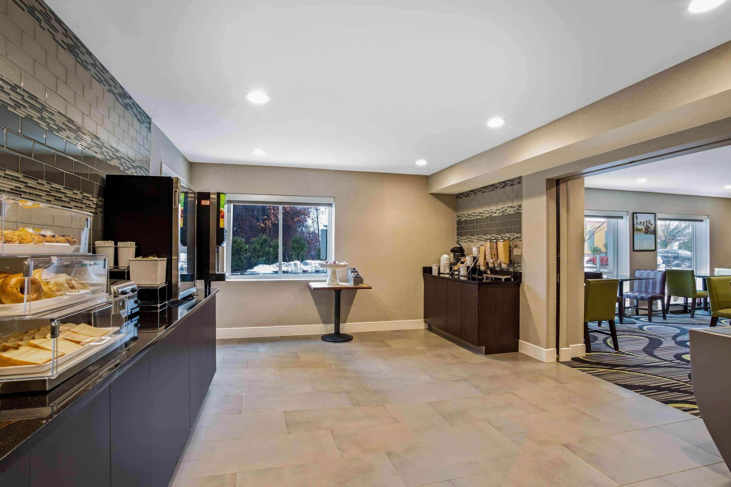 La Quinta By Wyndham Hartford Bradley Airport Hotell Windsor Locks Eksteriør bilde