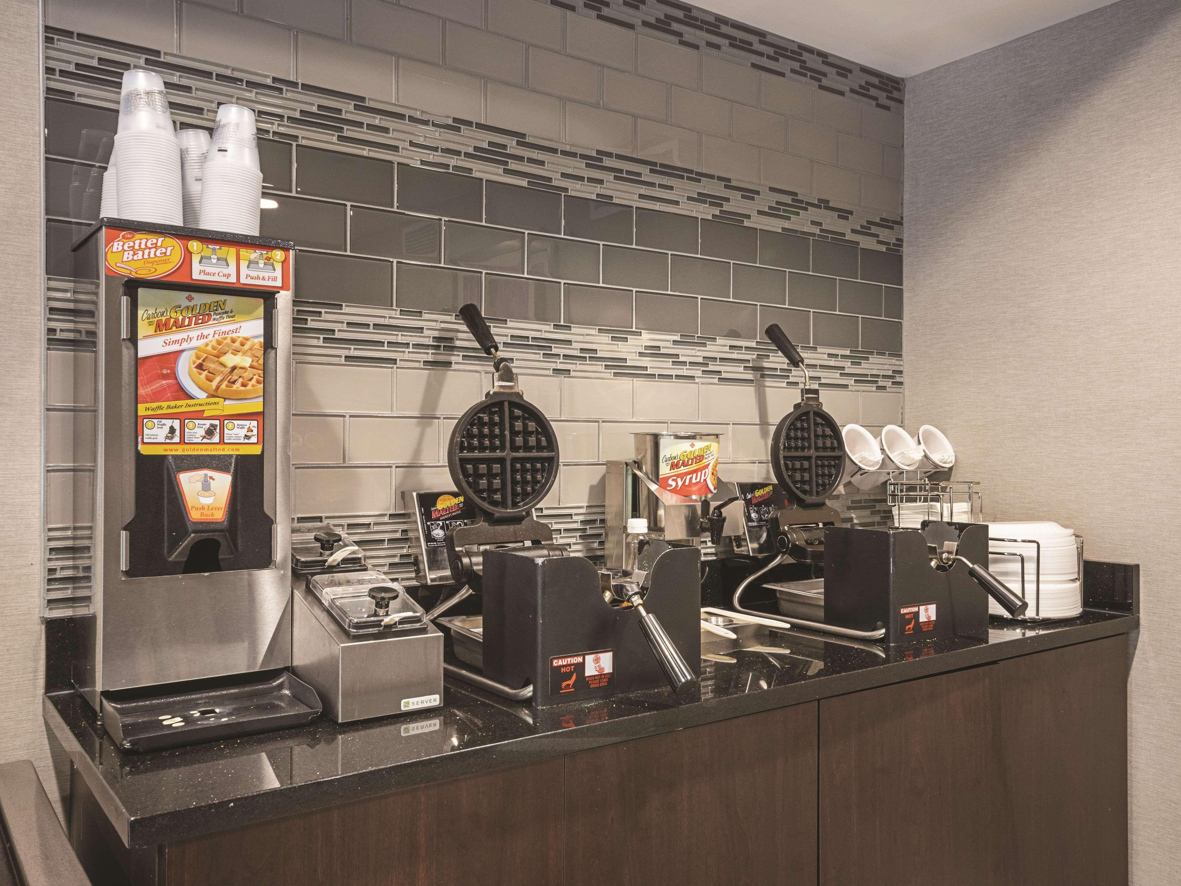 La Quinta By Wyndham Hartford Bradley Airport Hotell Windsor Locks Eksteriør bilde