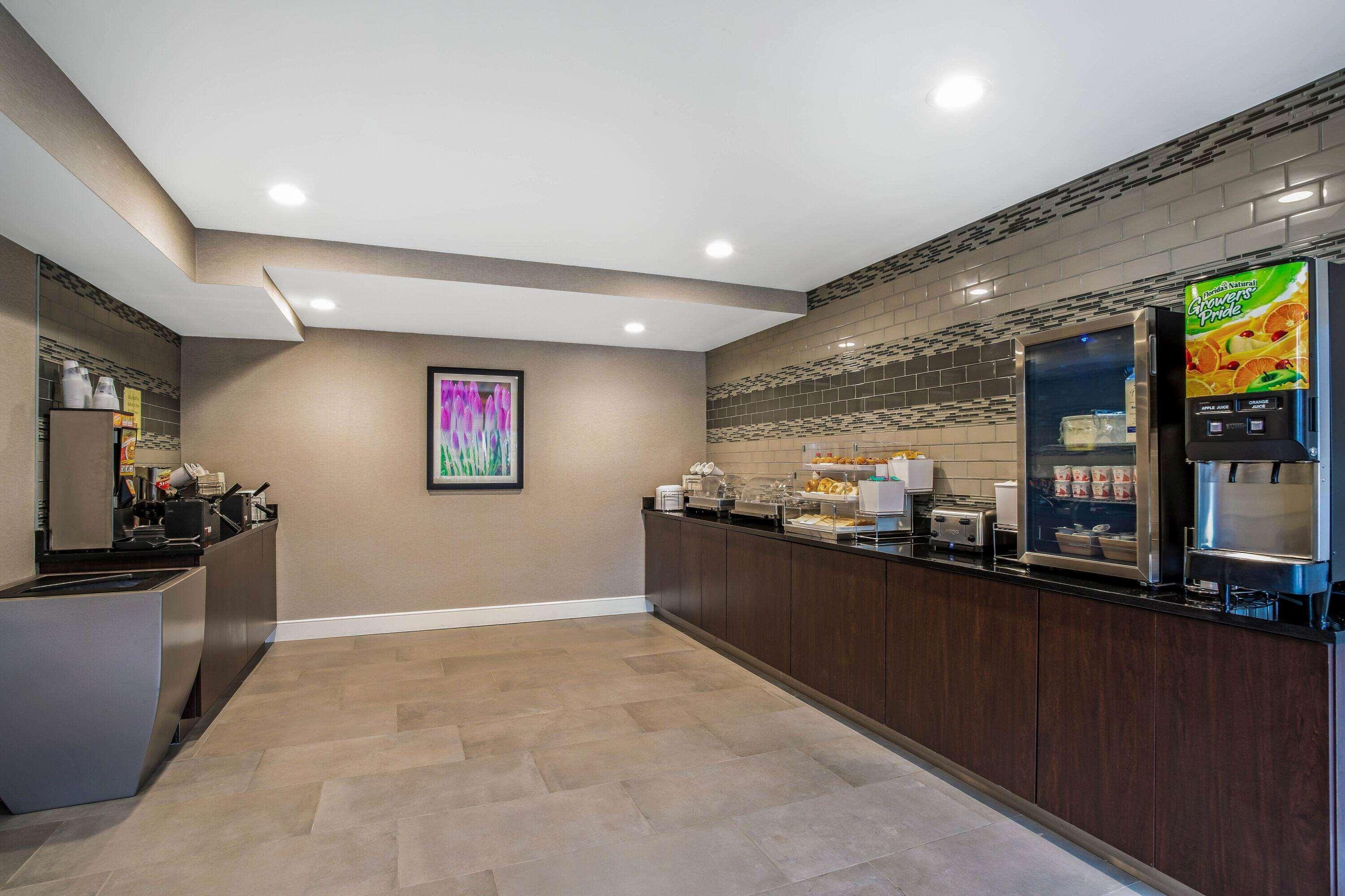La Quinta By Wyndham Hartford Bradley Airport Hotell Windsor Locks Eksteriør bilde