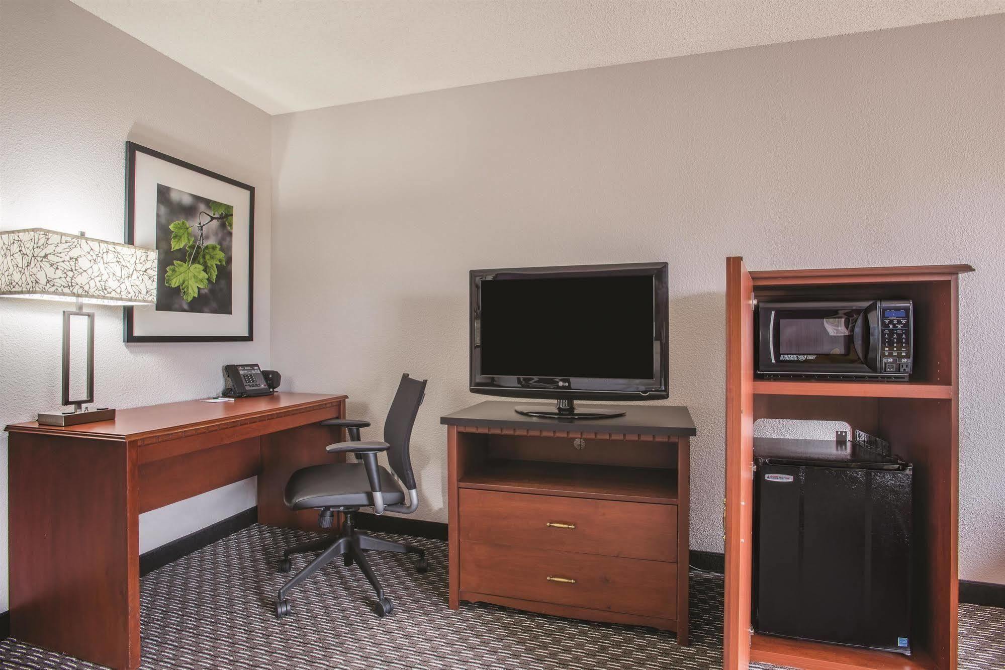 La Quinta By Wyndham Hartford Bradley Airport Hotell Windsor Locks Eksteriør bilde